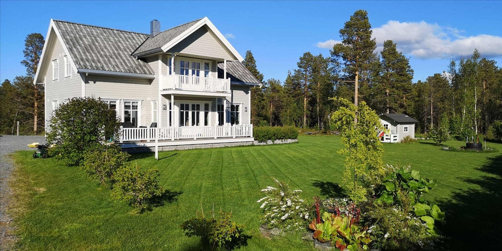 Sommerbilde av eiendommen (selgers eget bilde) Galleribilde