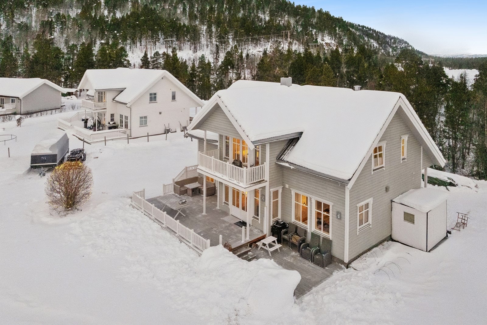 Boligen er tegnet av Norbohus og oppført i 2010, med en praktisk og gjennomtenkt planløsning over to etasjer - perfekt for et aktivt familieliv med god plass til både lek og samvær. Galleribilde