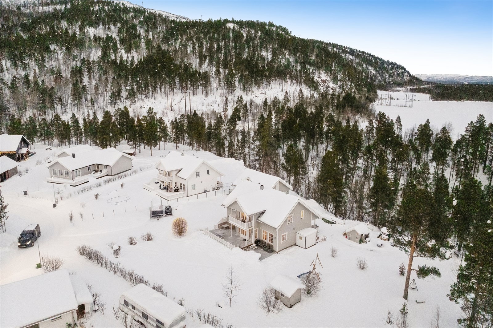 Uteområdet byr på flere flotte oppholdsplasser: en romslig terrasse på 32 m², en platting på 16 m² og en koselig balkong på 5 m². Hagen gir også de minste mulighet til lek og hyggelige teselskaper i lekestuen som er plassert på tomten. Galleribilde