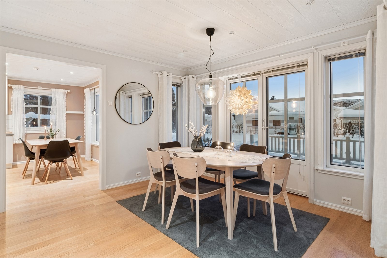 Stue mot kjøkken i boligens 1. etasje. Galleribilde