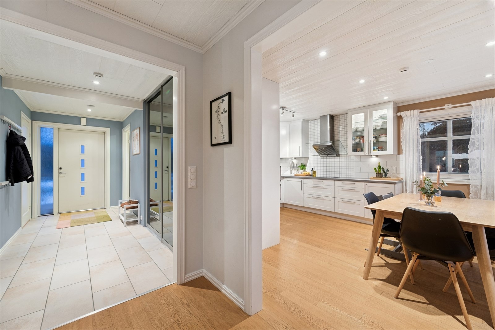 Entré og kjøkken i boligens 1. etasje. Galleribilde