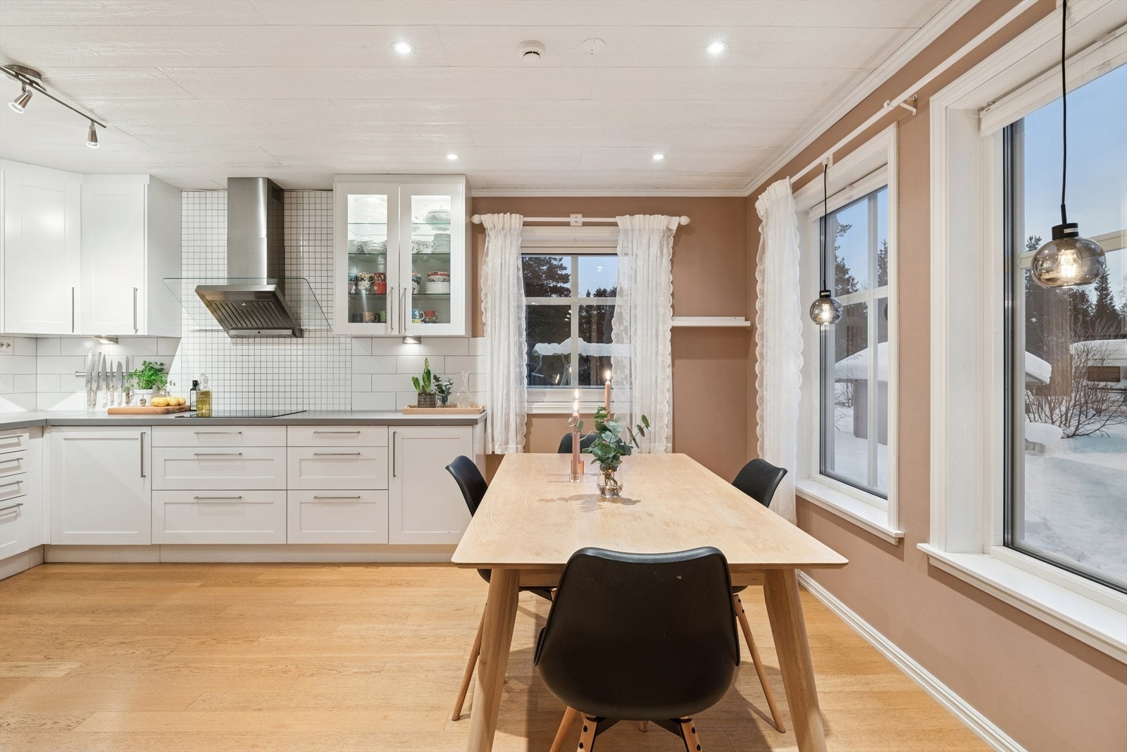 I 2016 ble det lagt opp til en trådløs bryter på kjøkkenet. Det ble samme år lagt opp lys i vitrineskap på kjøkkenet og lagt opp strøm til boks over kjøkkenbord til taklampe. Galleribilde