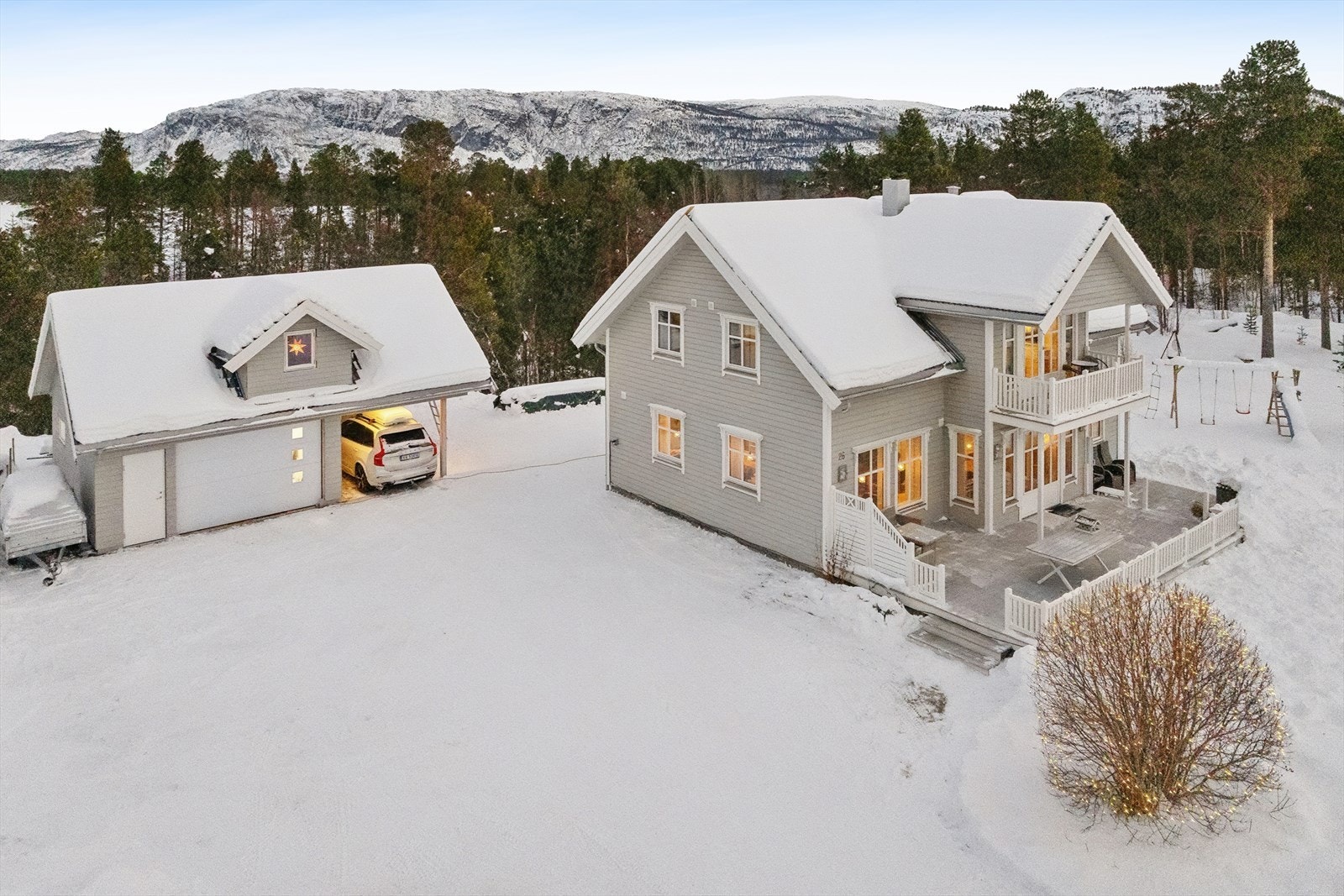 Velkommen til Røstmoen 26 - en moderne familiebolig med landlig beliggenhet på Røstmoen! Galleribilde