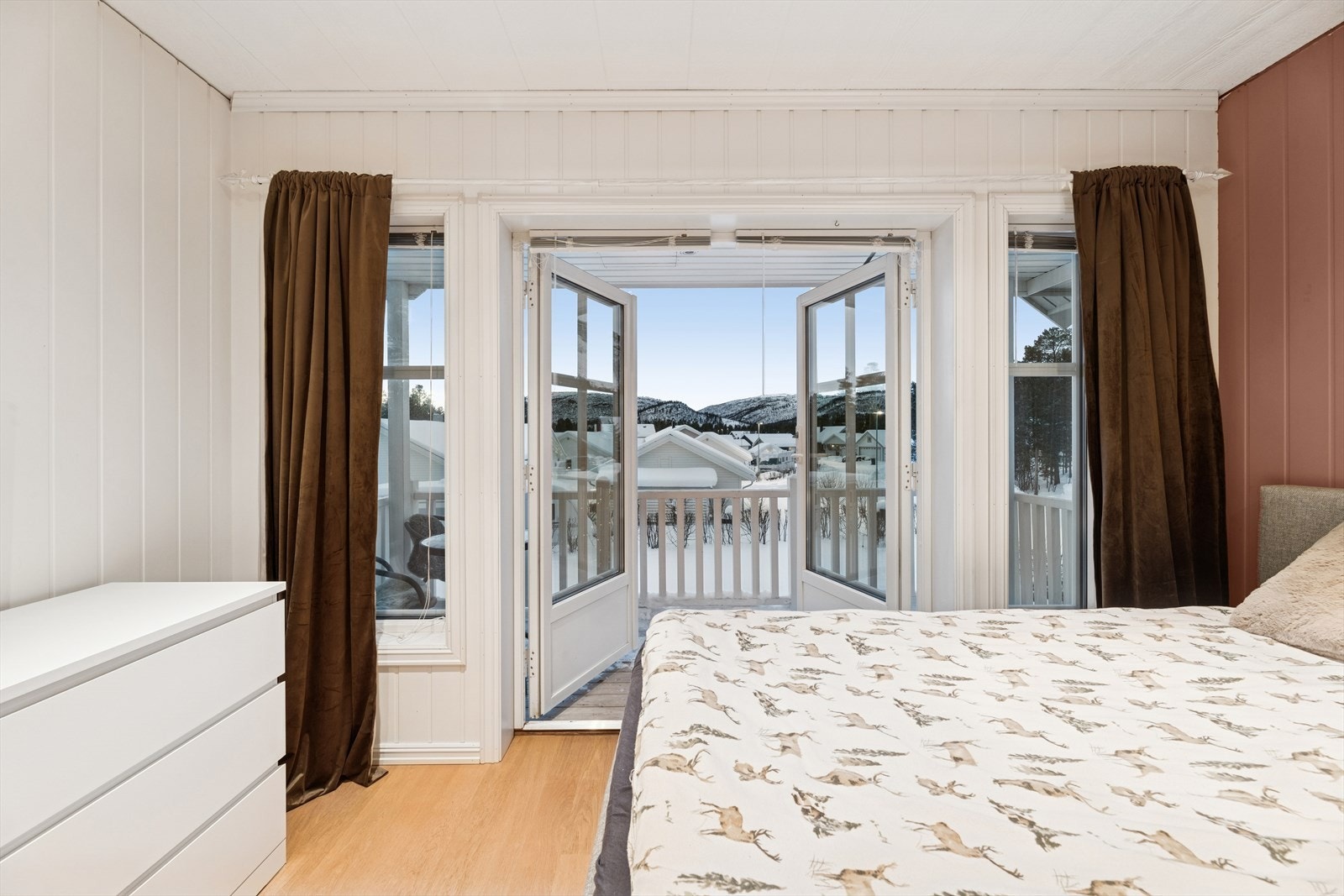 Soverom 1 har direkte utgang til balkong og er del av tidligere loftstue. Galleribilde