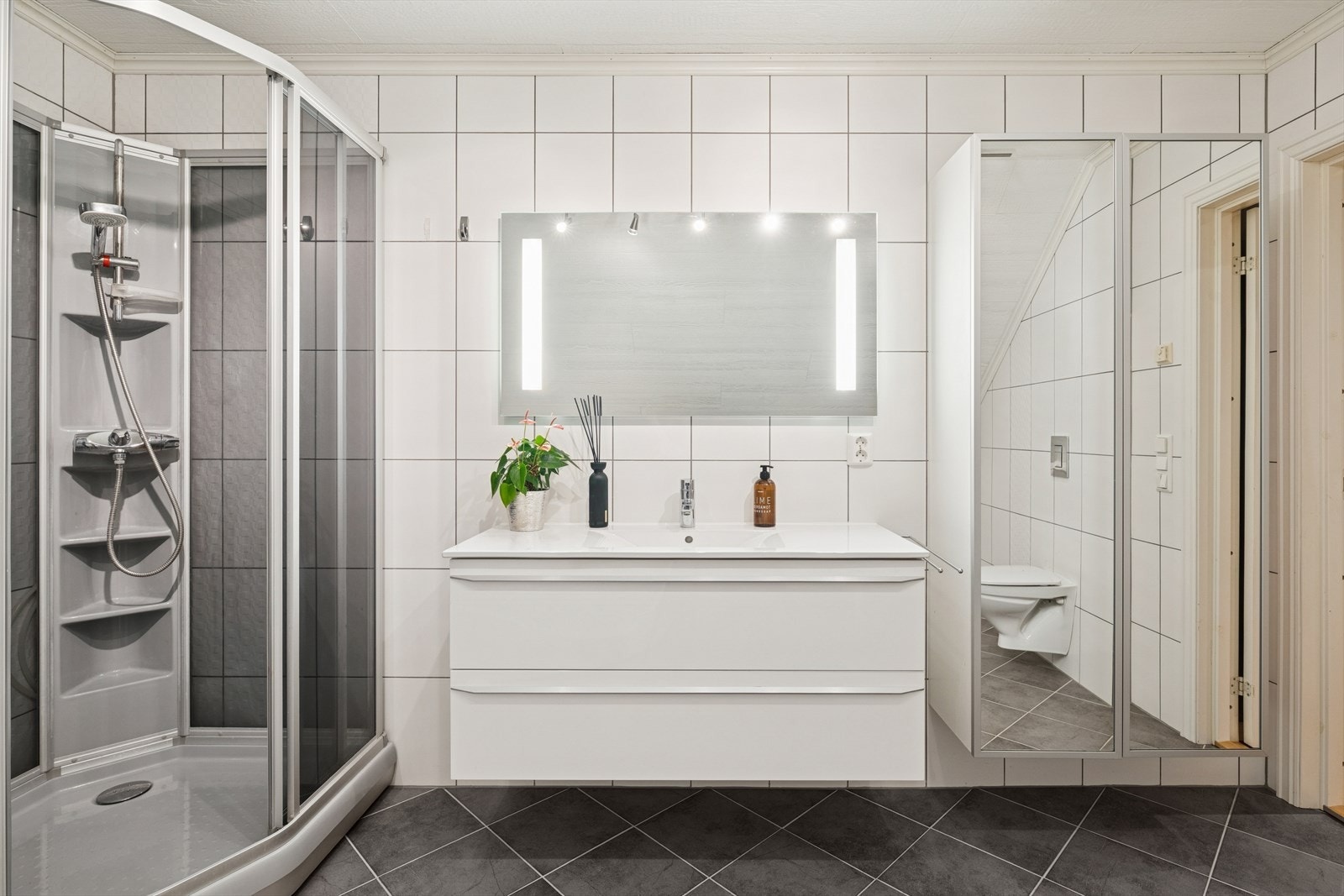 Badet på loftet har fliser på gulv og vegger, med varmekabler i gulvet. Himlingen består av himlingsplater. Galleribilde