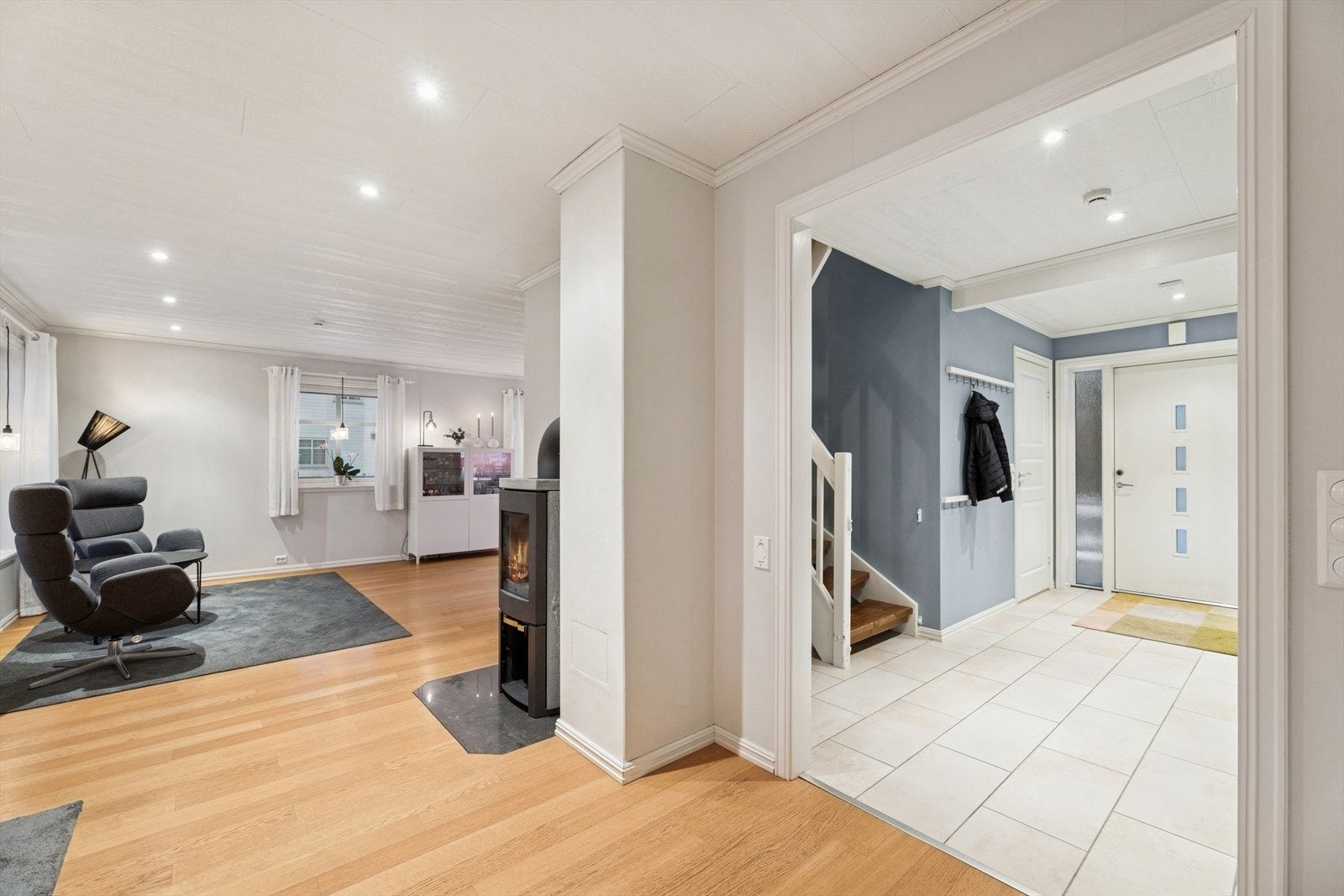 Vel innenfor boligens vegger ledes du inn i en romslig entré med plassbesparende skyvedørsløsning med speilfronter. Galleribilde