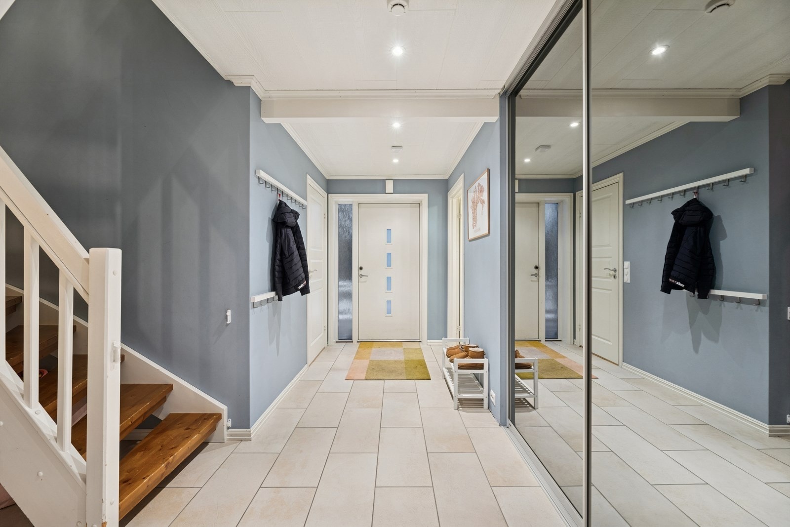 Trapp med luftige, åpne trinn leder deg opp til loftsetasjen. Galleribilde