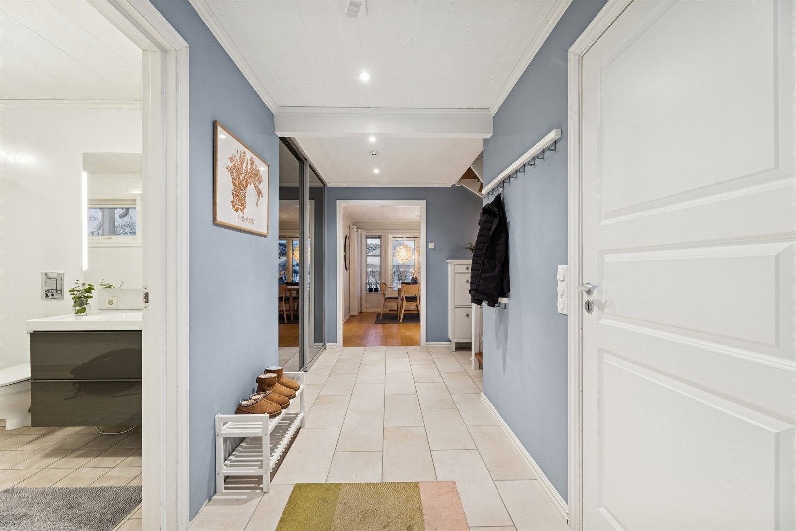 Videre tilgang fra entré til baderom beliggende i 1. etasje. Galleribilde