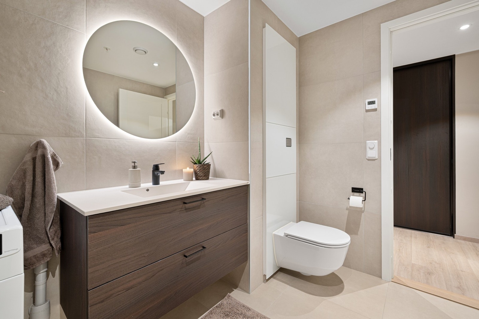 Baderommet har oppgradert innredning og har delikate flisvalg. Galleribilde