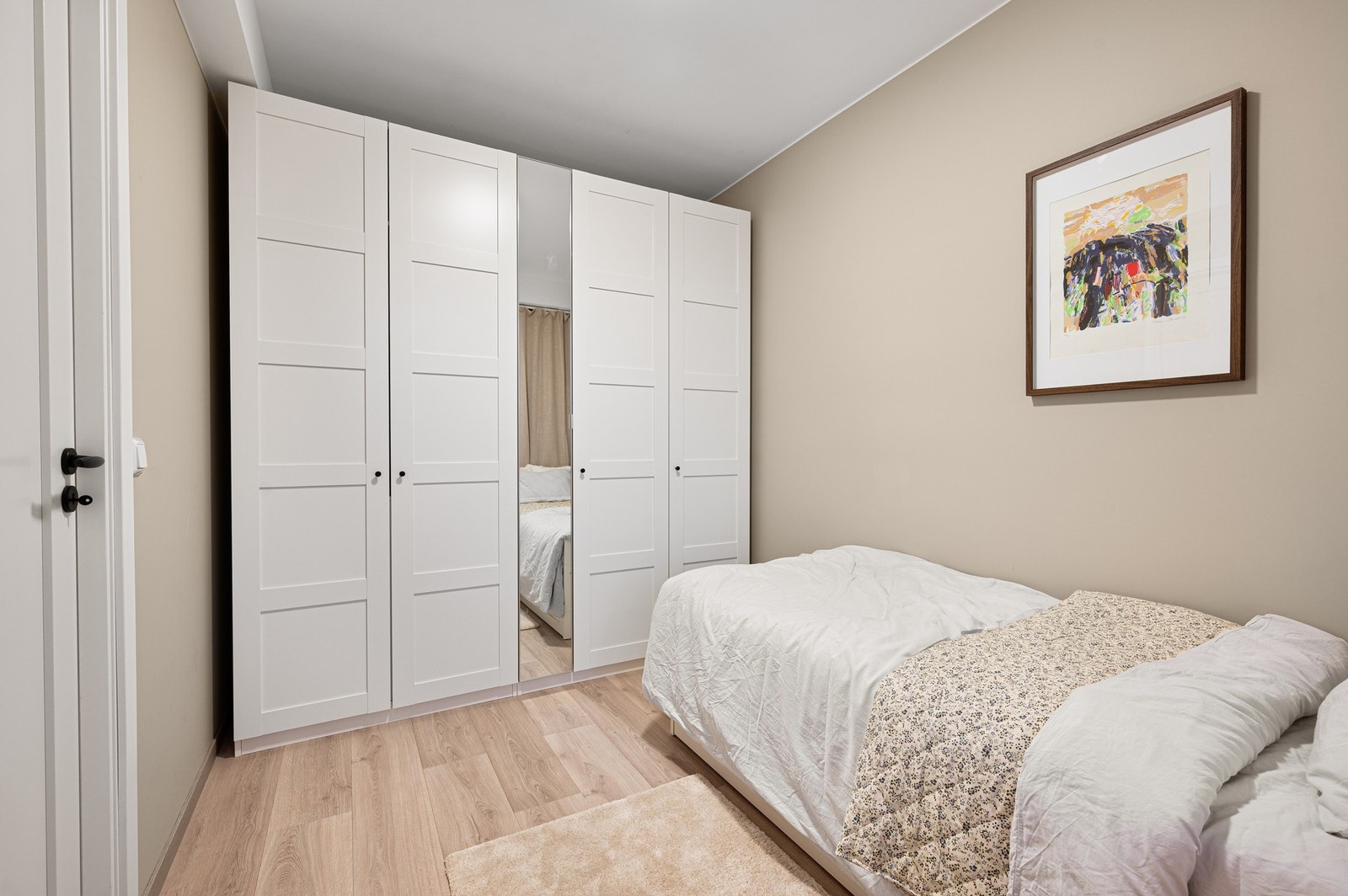 God plass til seng og garderobe. Galleribilde