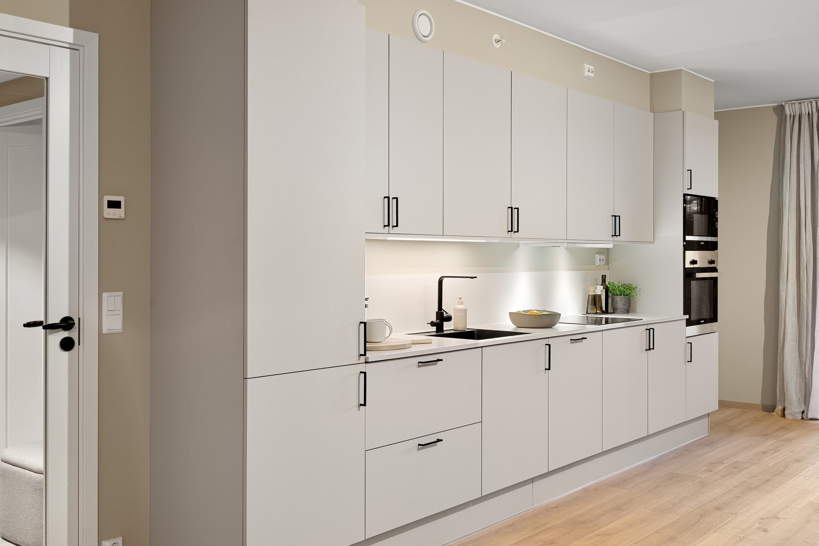 Kjøkkenet har integrerte hvitevarer. Galleribilde