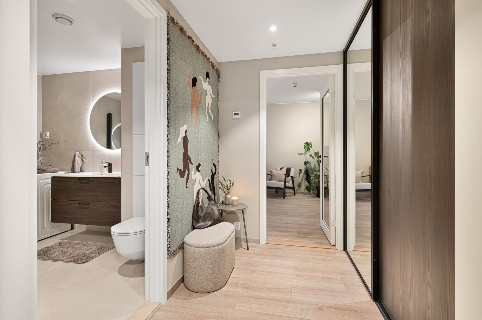 Innbydende inngangsparti med gode oppbevaringsmuligheter. Galleribilde