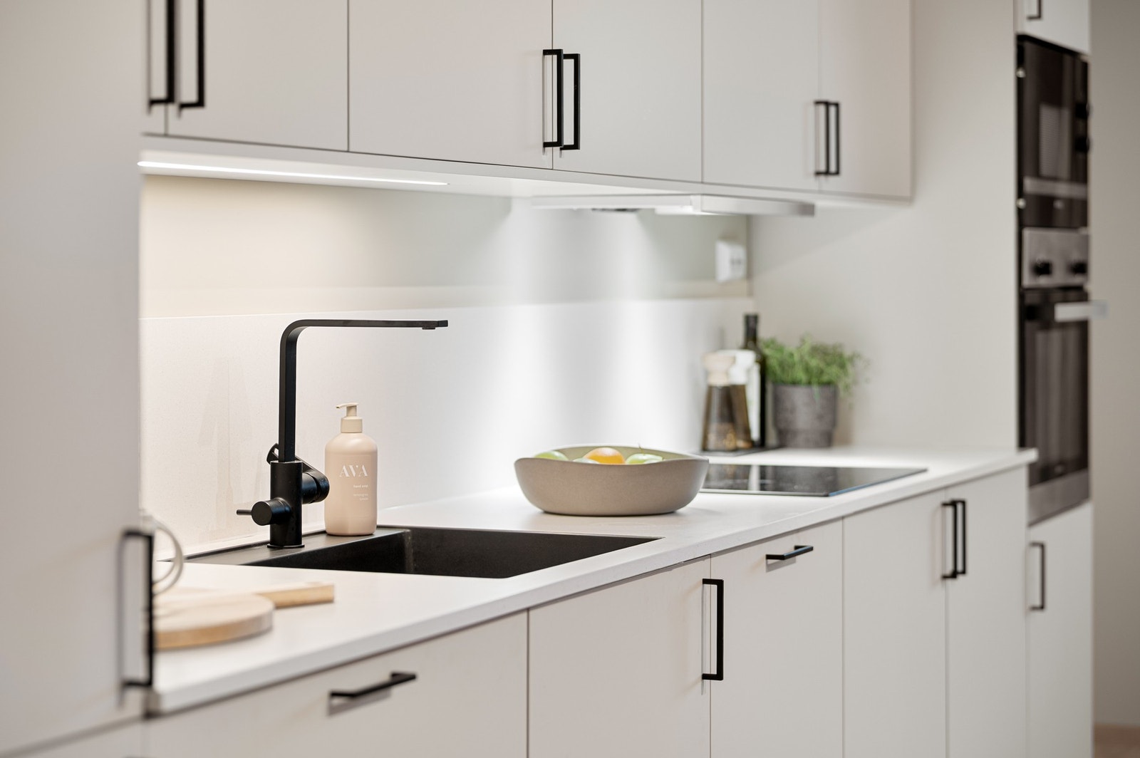 Lekkert kjøkken med god skap- og benkeplass. Galleribilde