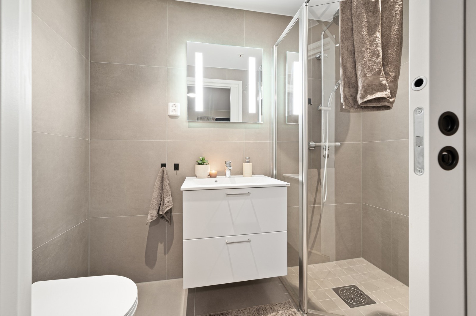 Praktisk baderom med adkomst fra hovedsoverom. Galleribilde