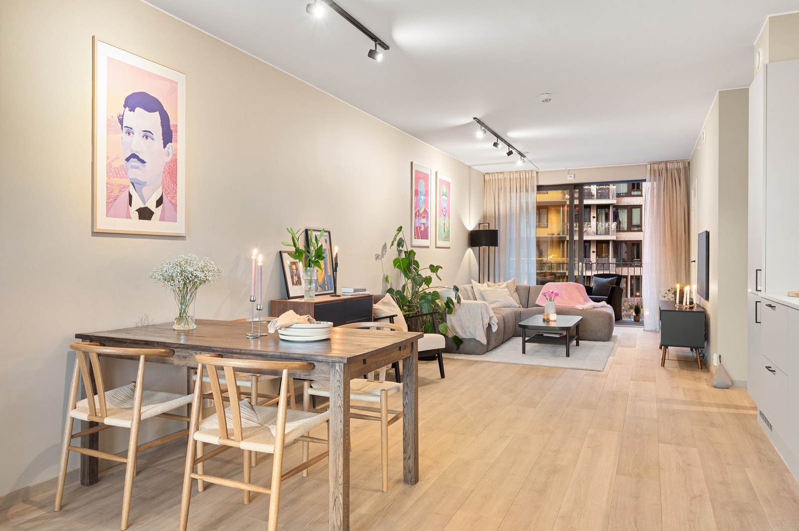 Delikat stue med gode møbleringsmuligheter. Galleribilde