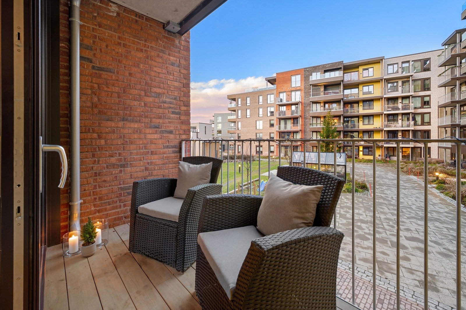 Flott balkong med god plass til hyggelig sittegruppe. Galleribilde