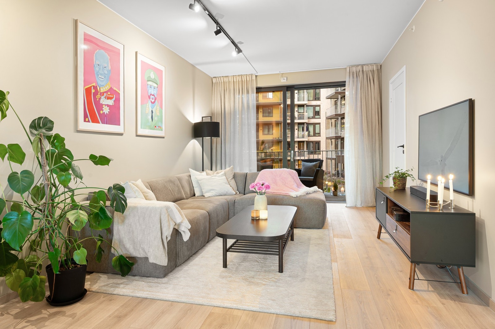 Fra stuen har man direkte utgang til herlig uteplass. Galleribilde