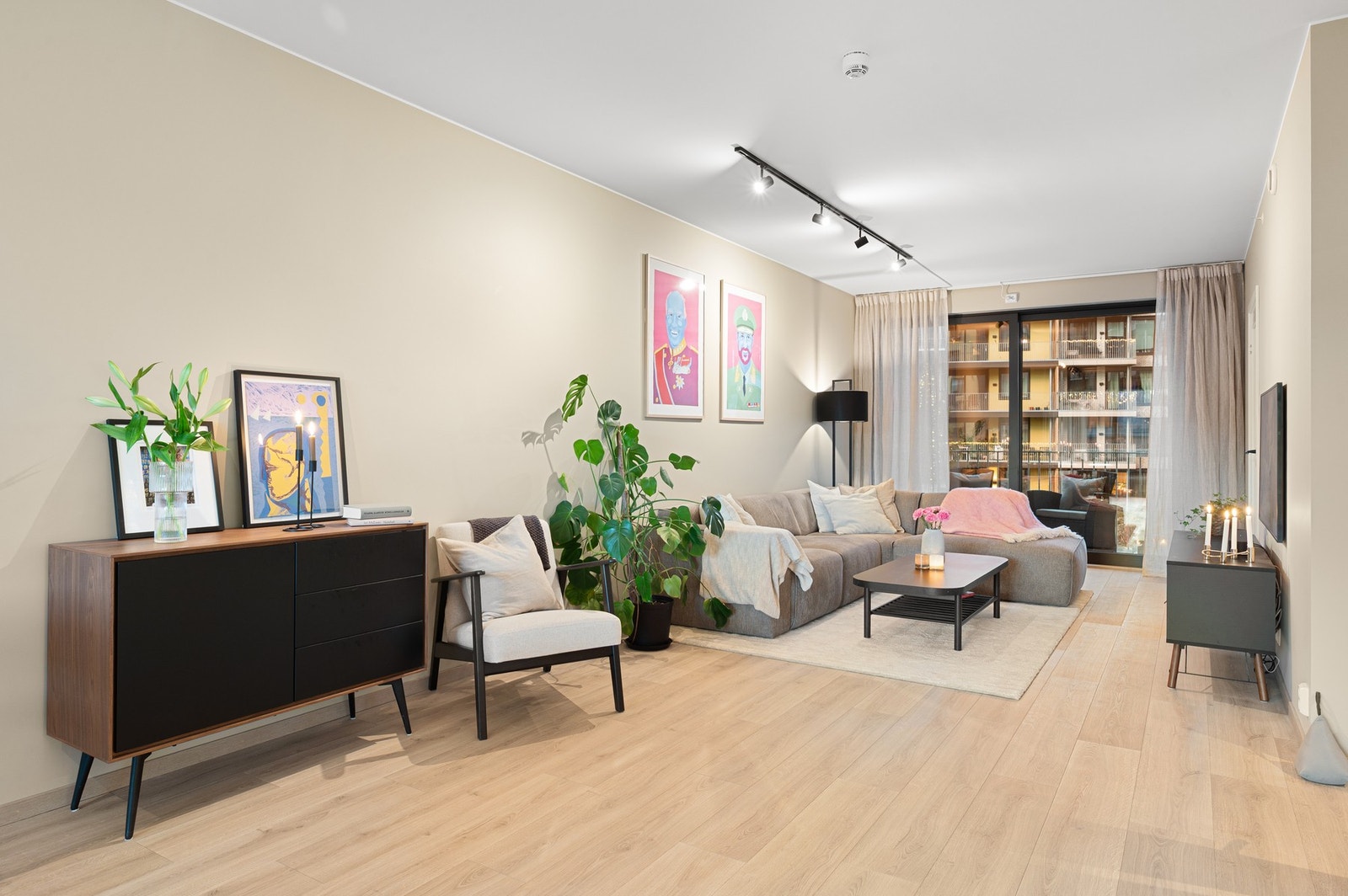 God plass til både sofagruppe og spisebord på stuen. Galleribilde