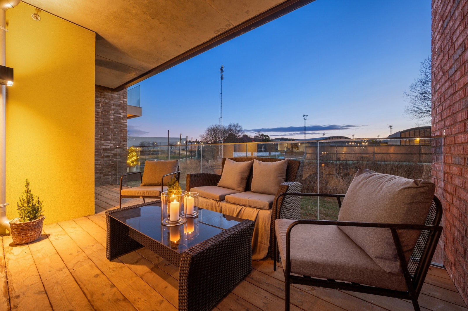 Her får du en moderne og flott leilighet med både to balkonger, parkering og heis i bygget. Galleribilde