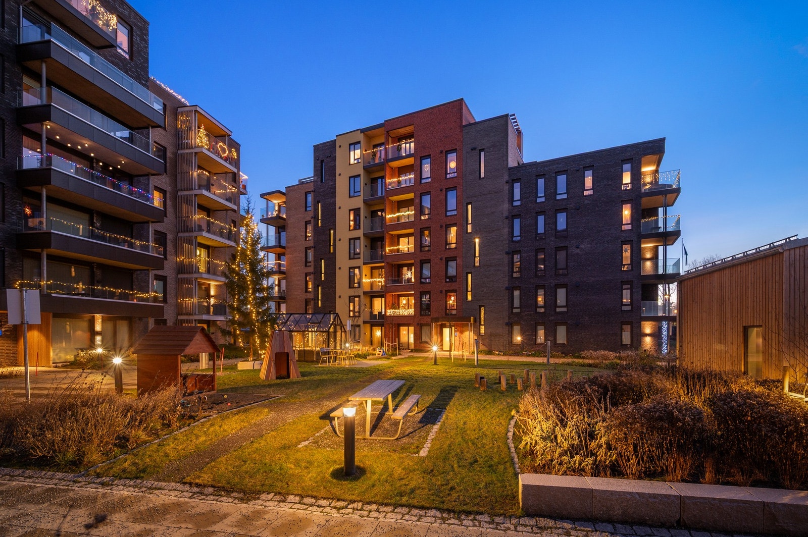 Leiligheten har en ypperlig beliggenhet i feltet med fin utsikt og gode solforhold. Galleribilde