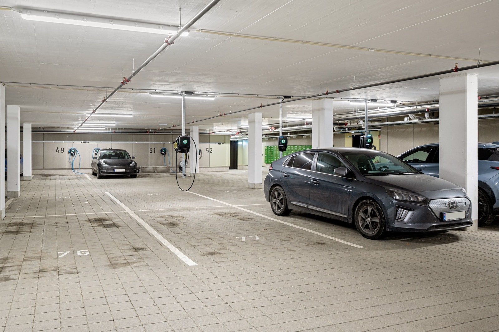 Parkeringsplass i kjeller. Galleribilde