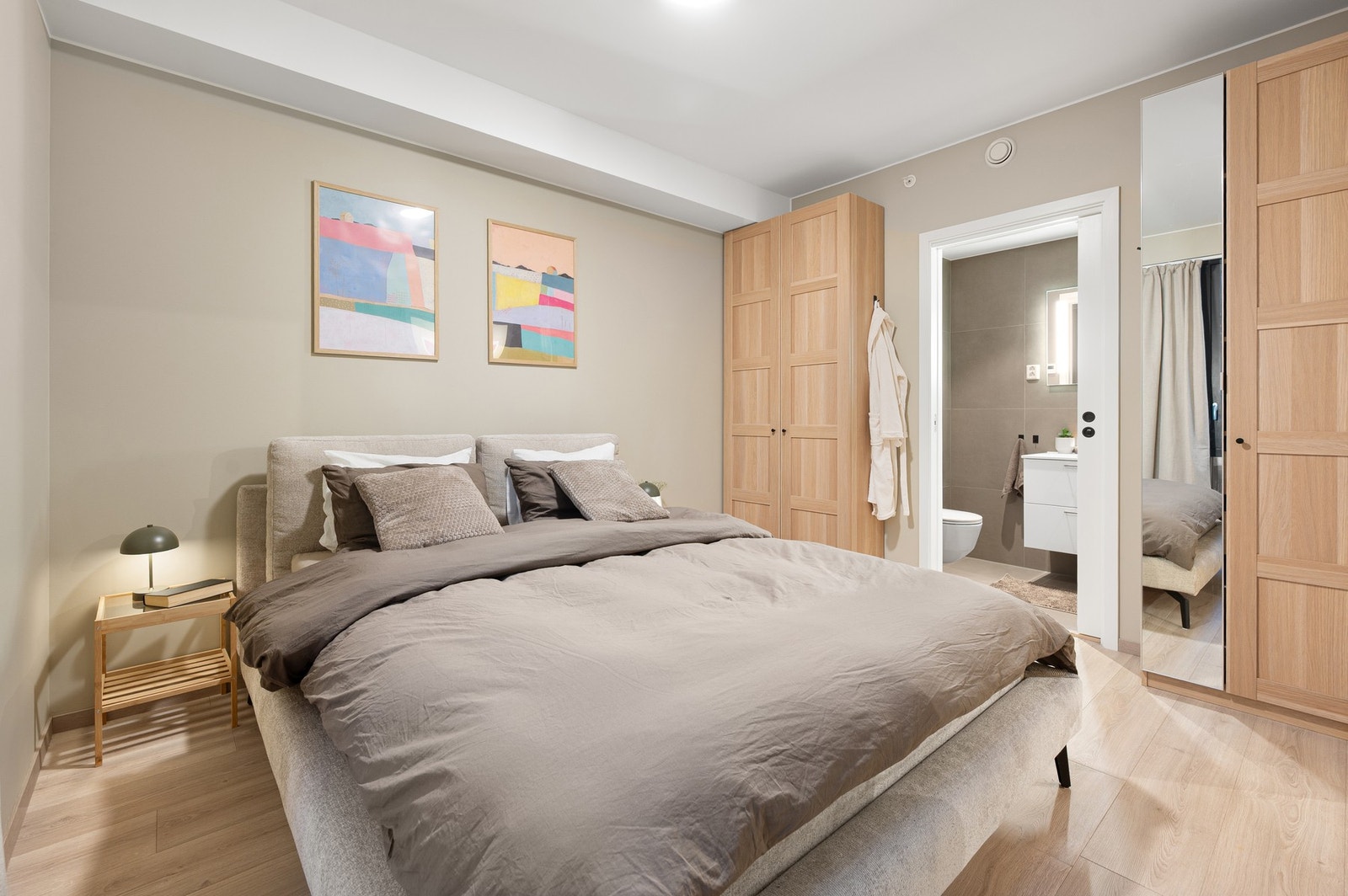 God plass til dobbeltseng og garderobeløsning. Galleribilde