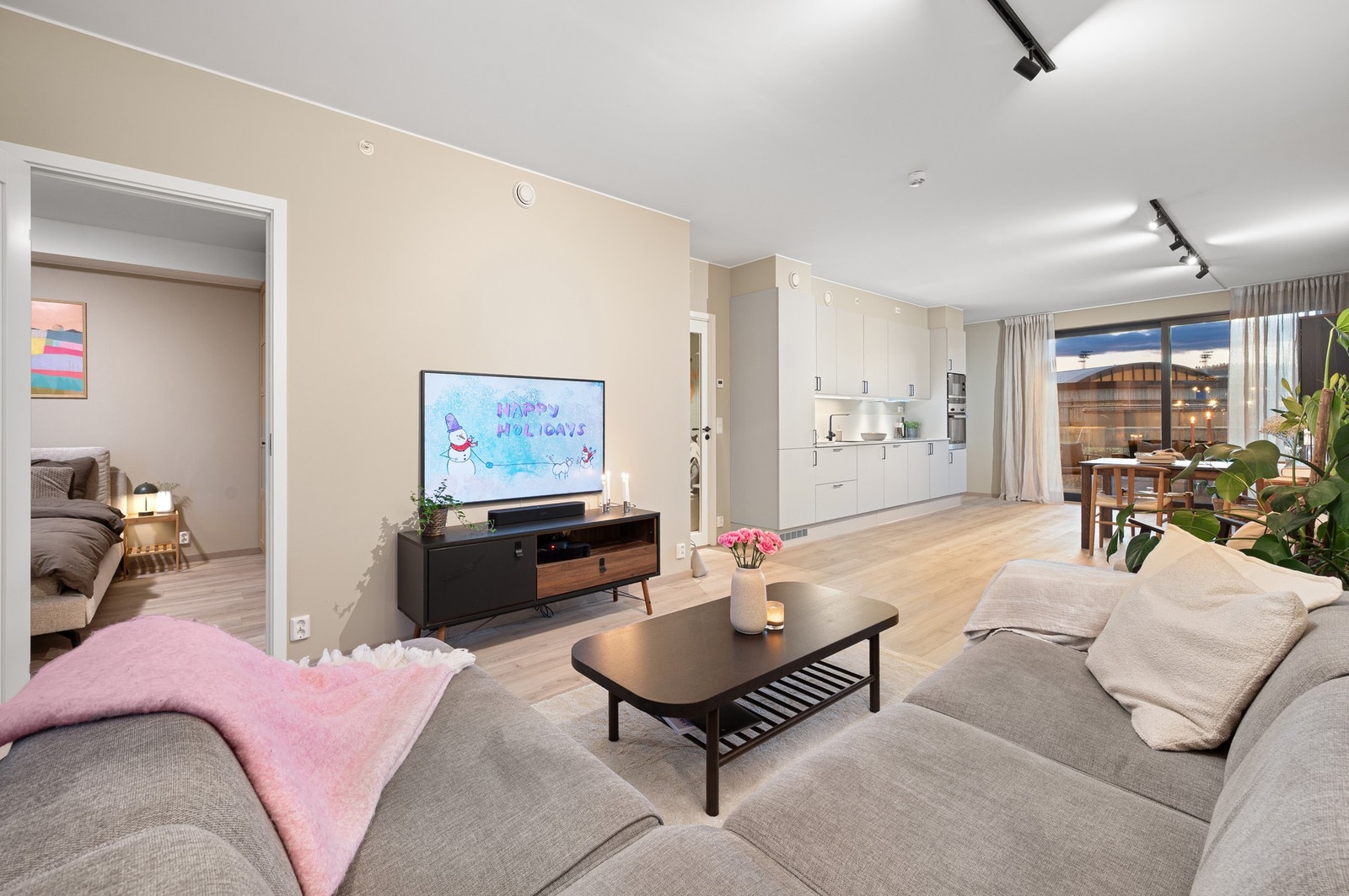 Leiligheten er fra 2024, og er i stilrene materialvalg. Galleribilde