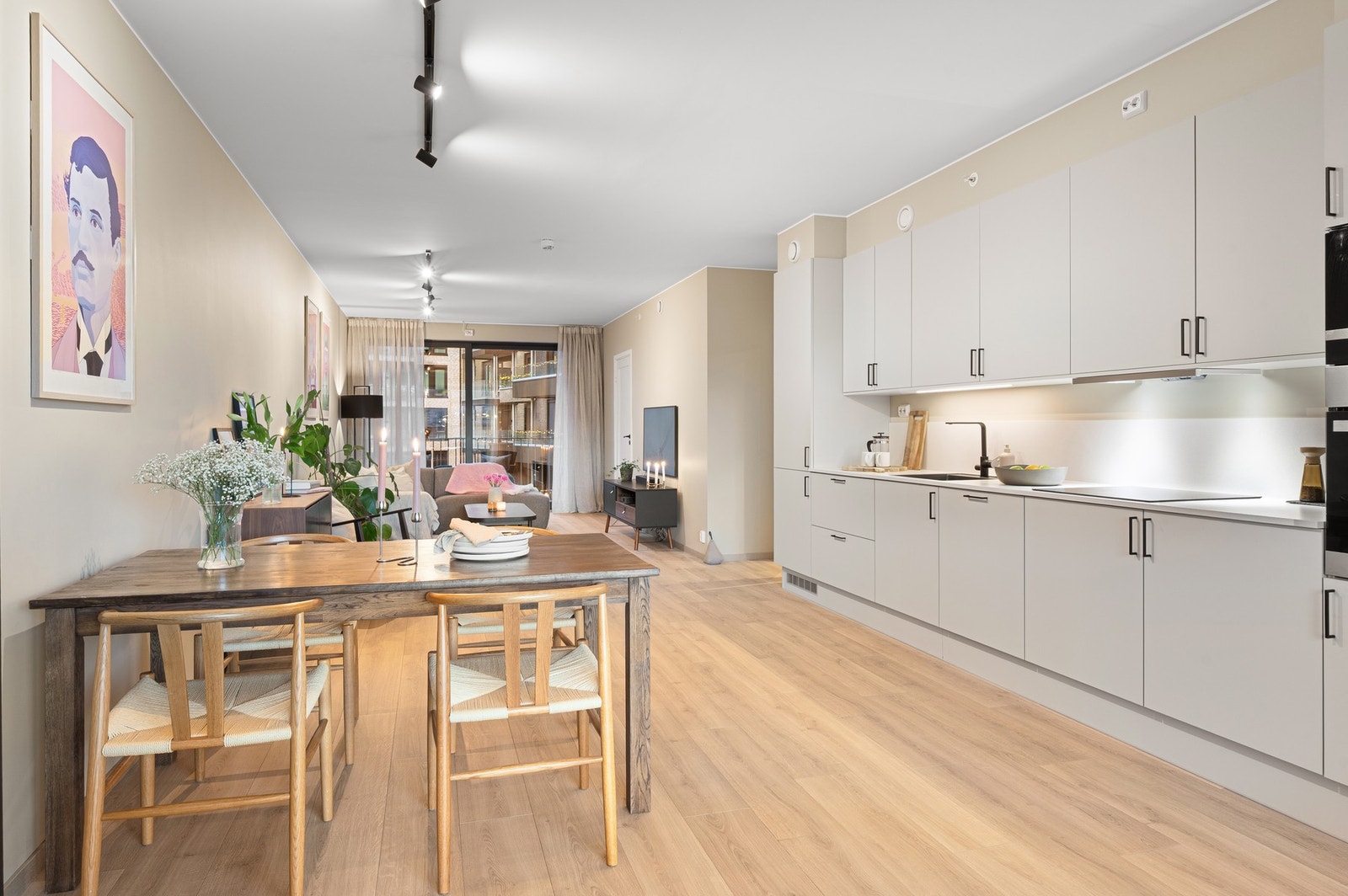 Spisebordet finner sin naturlige plassering ved kjøkkensone. Galleribilde