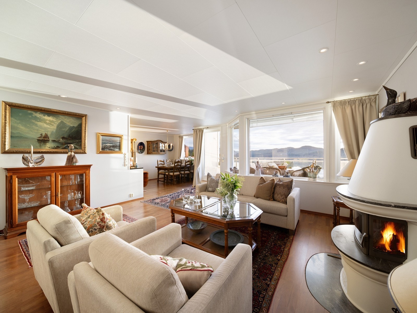 Når du trer inn i stuen, møtes du av den flotte utsikten som kan nytes usjenert fra rommet Galleribilde