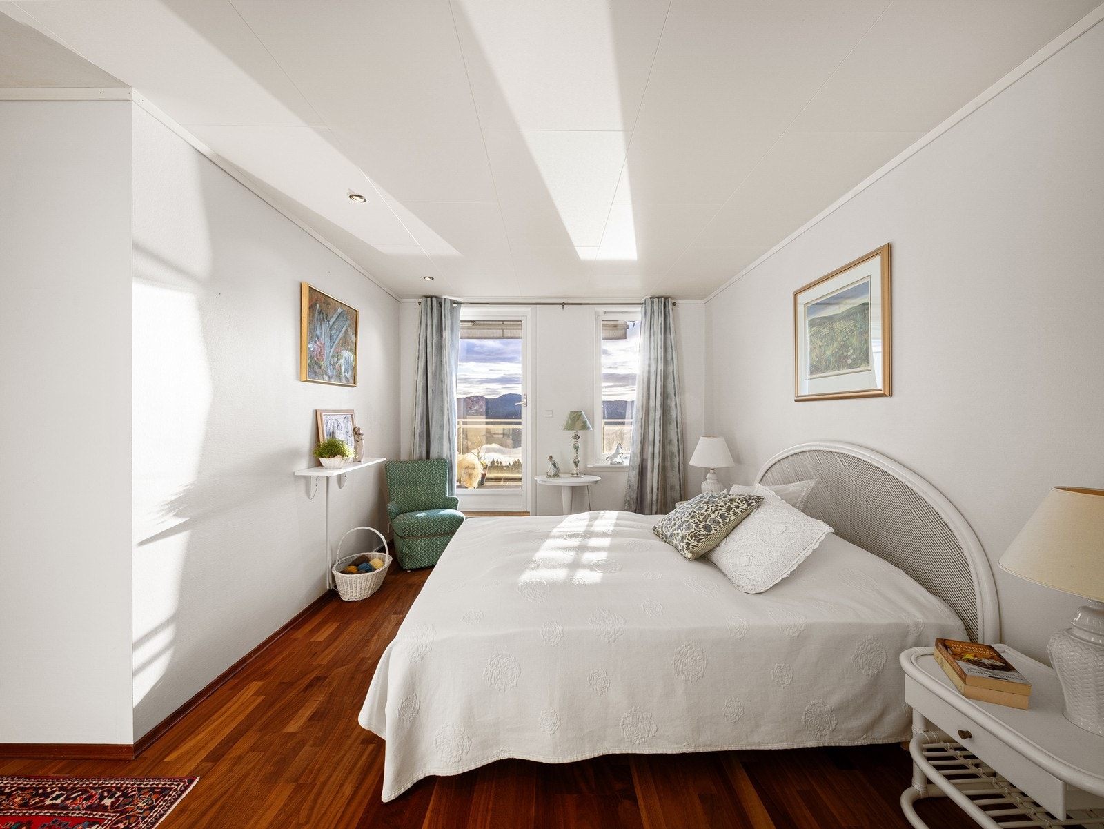 Her er det plass til dobbeltseng og nattbord, samt utgang til egen balkong Galleribilde