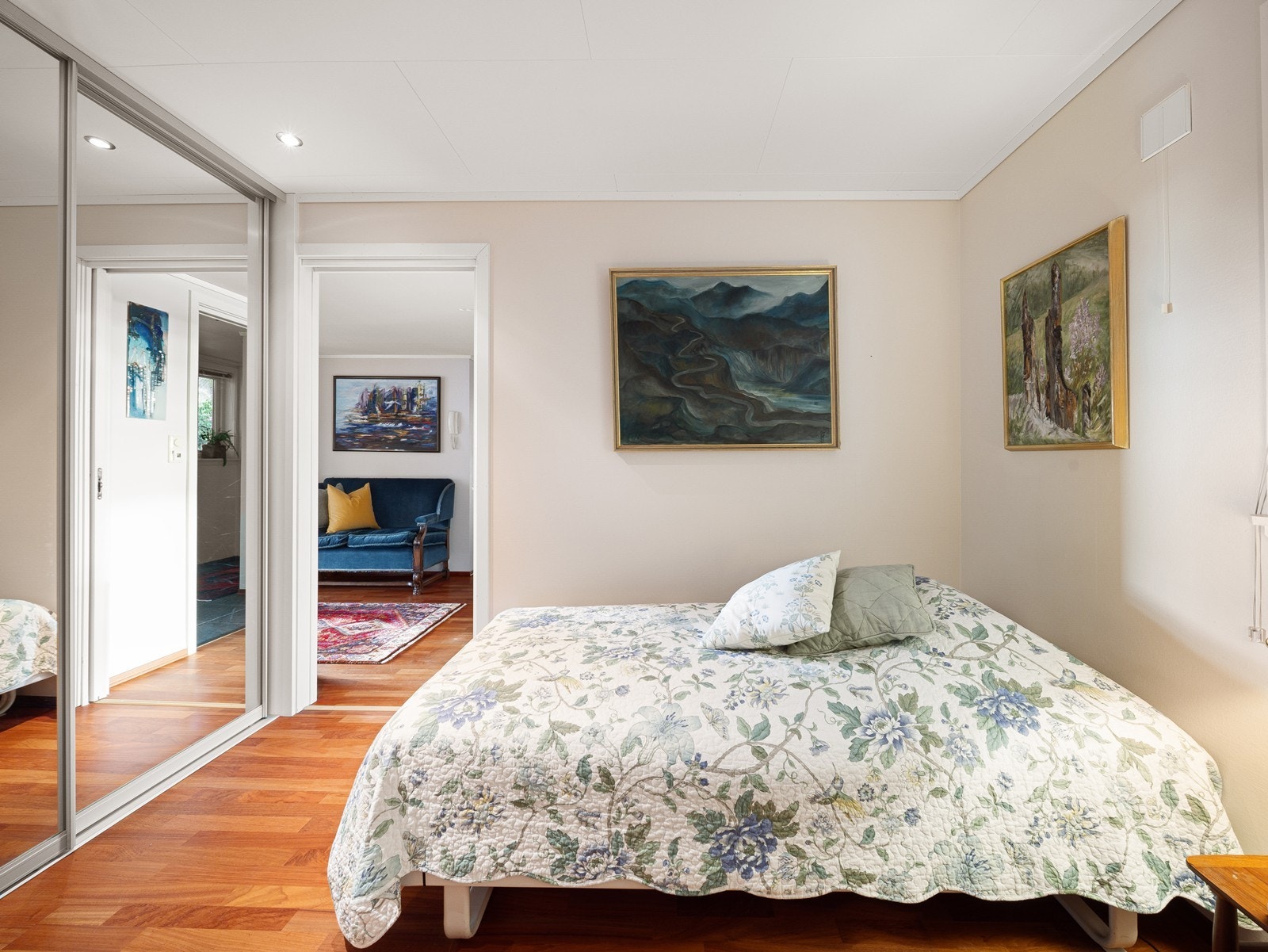 Soverom 2 er også av god størrelse med plass til dobbeltseng og skyvedørsgarderobe. Galleribilde