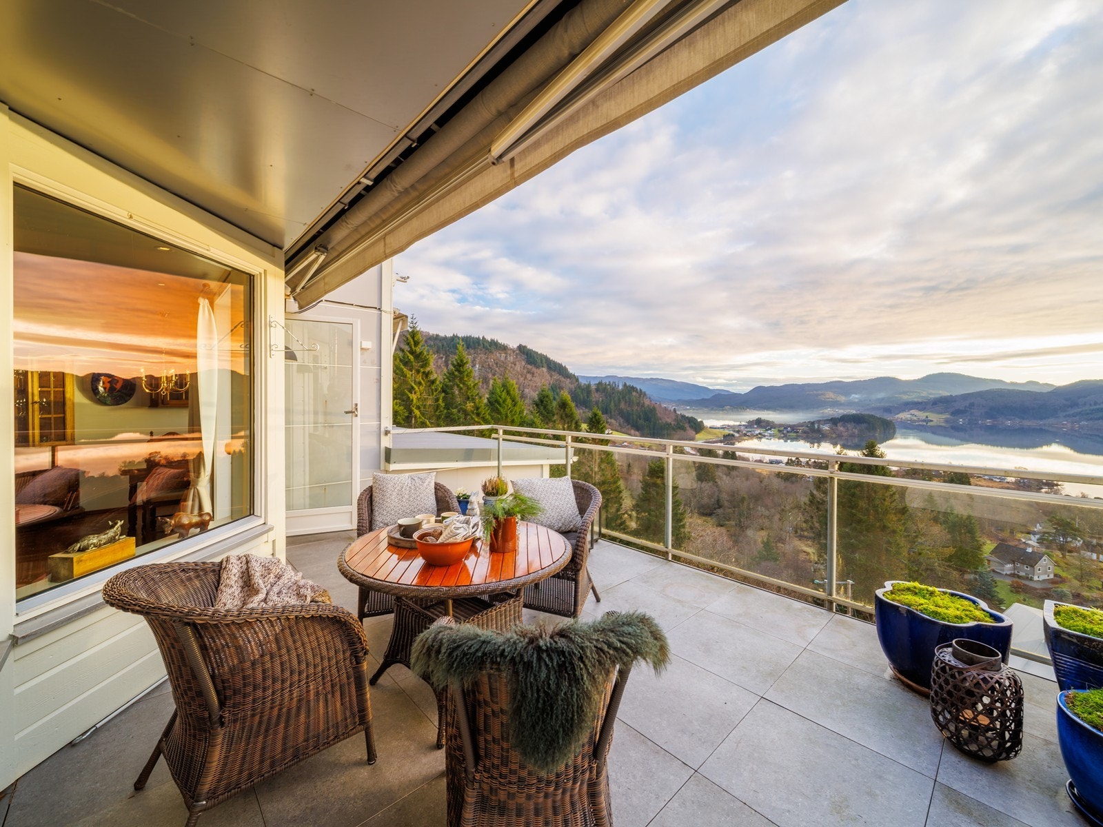 Her kan du nyte en usjenert og fri beliggenhet med flotte solforhold og nydelig utsikt Galleribilde