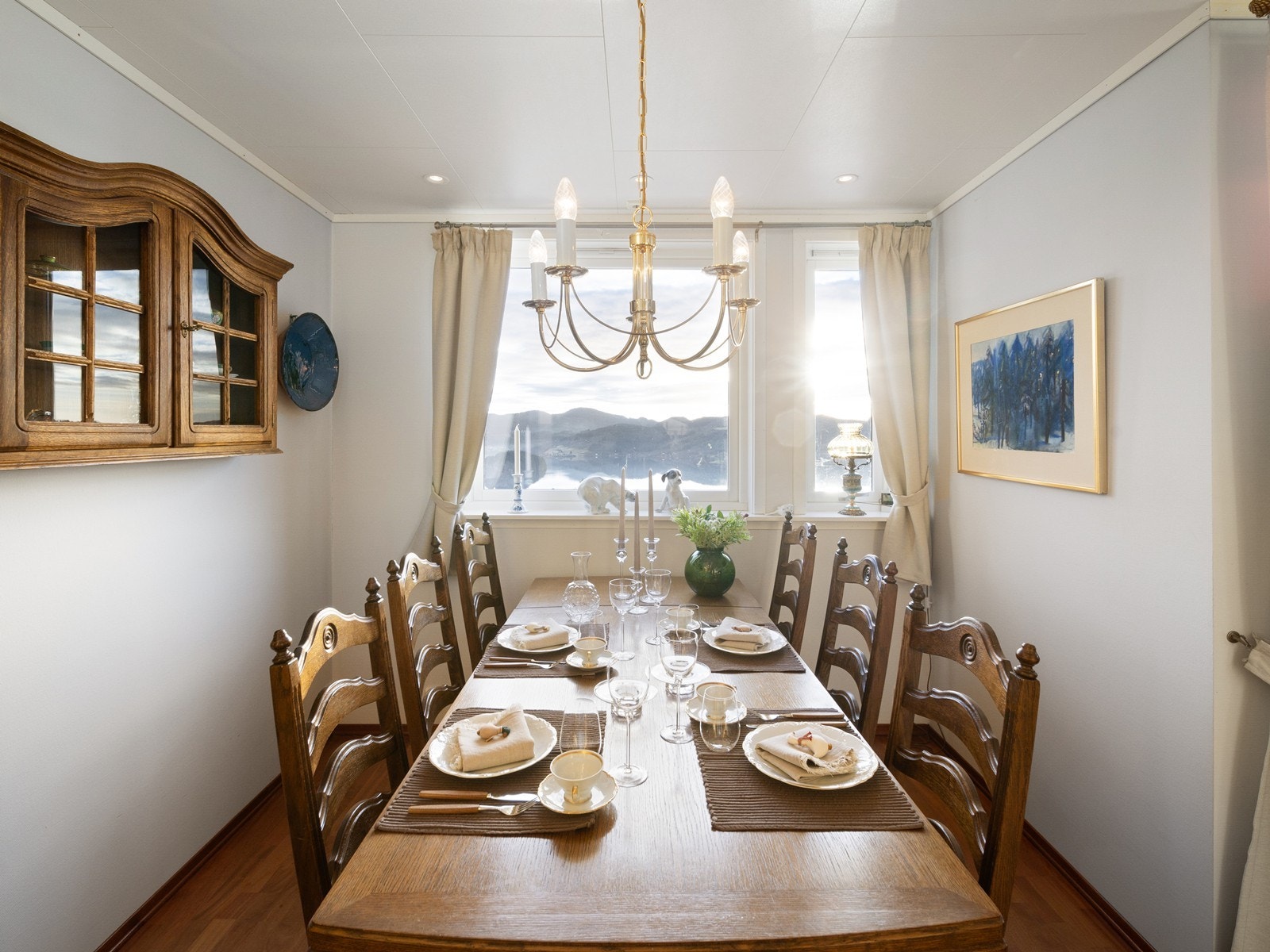 I tilknytning til kjøkkenet er det god plass til spisebord, vendt mot utsikten. Galleribilde