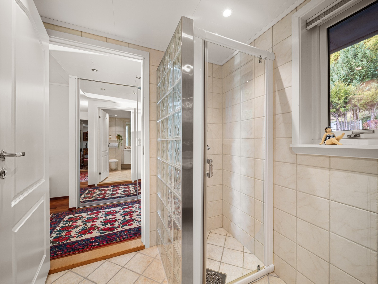 Tilhørende hovedsoverom har man direkte inngang til det ene badet i leiligheten Galleribilde