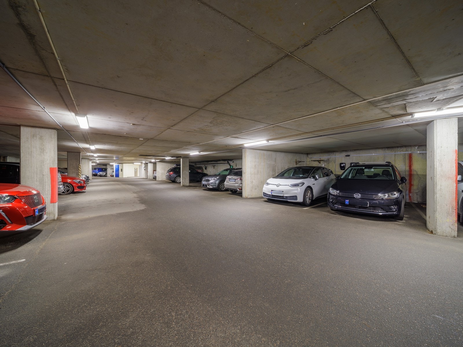 Det medfølger en fast parkeringsplass i felles garasjeanlegg. I tillegg følger det også med en carport i rekken ved tennisbanen Galleribilde