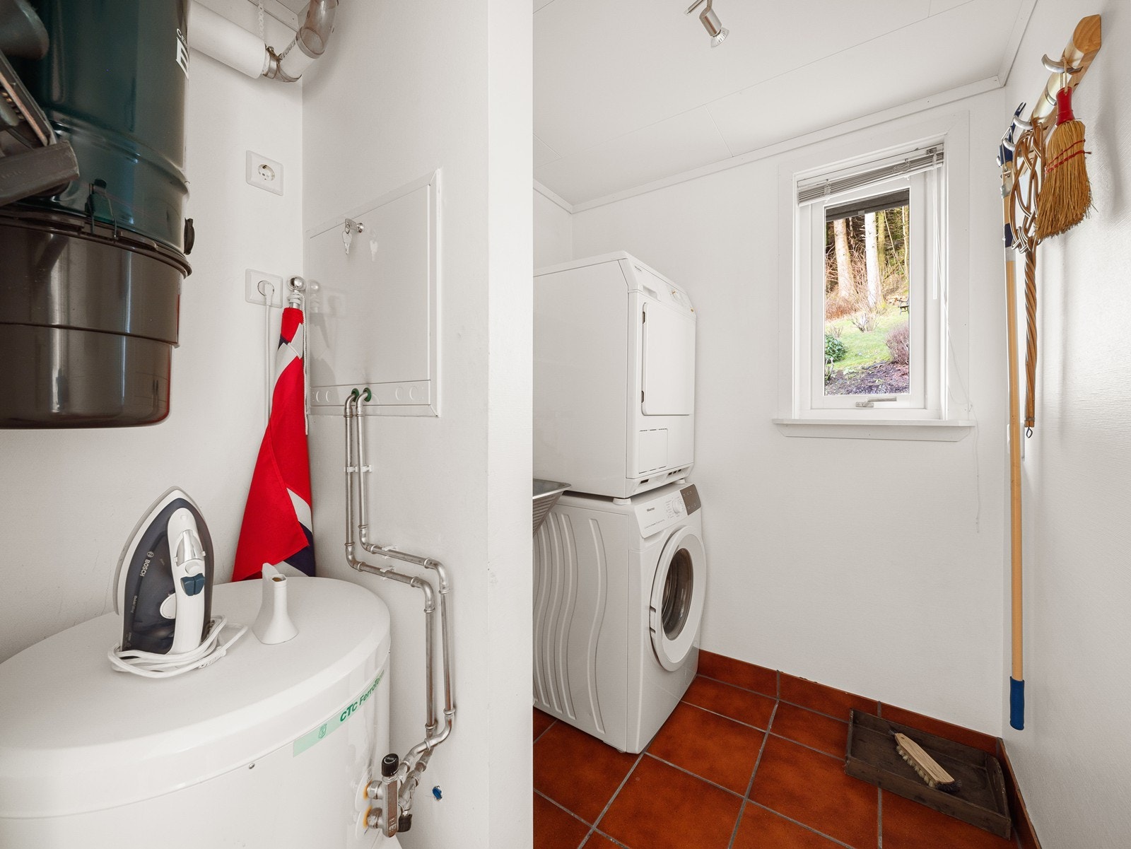 Rett ved inngangspartiet ligger vaskerom med stålkum, sentralstøvsuger, varmtvannsbereder og opplegg for vaskemaskin. Galleribilde