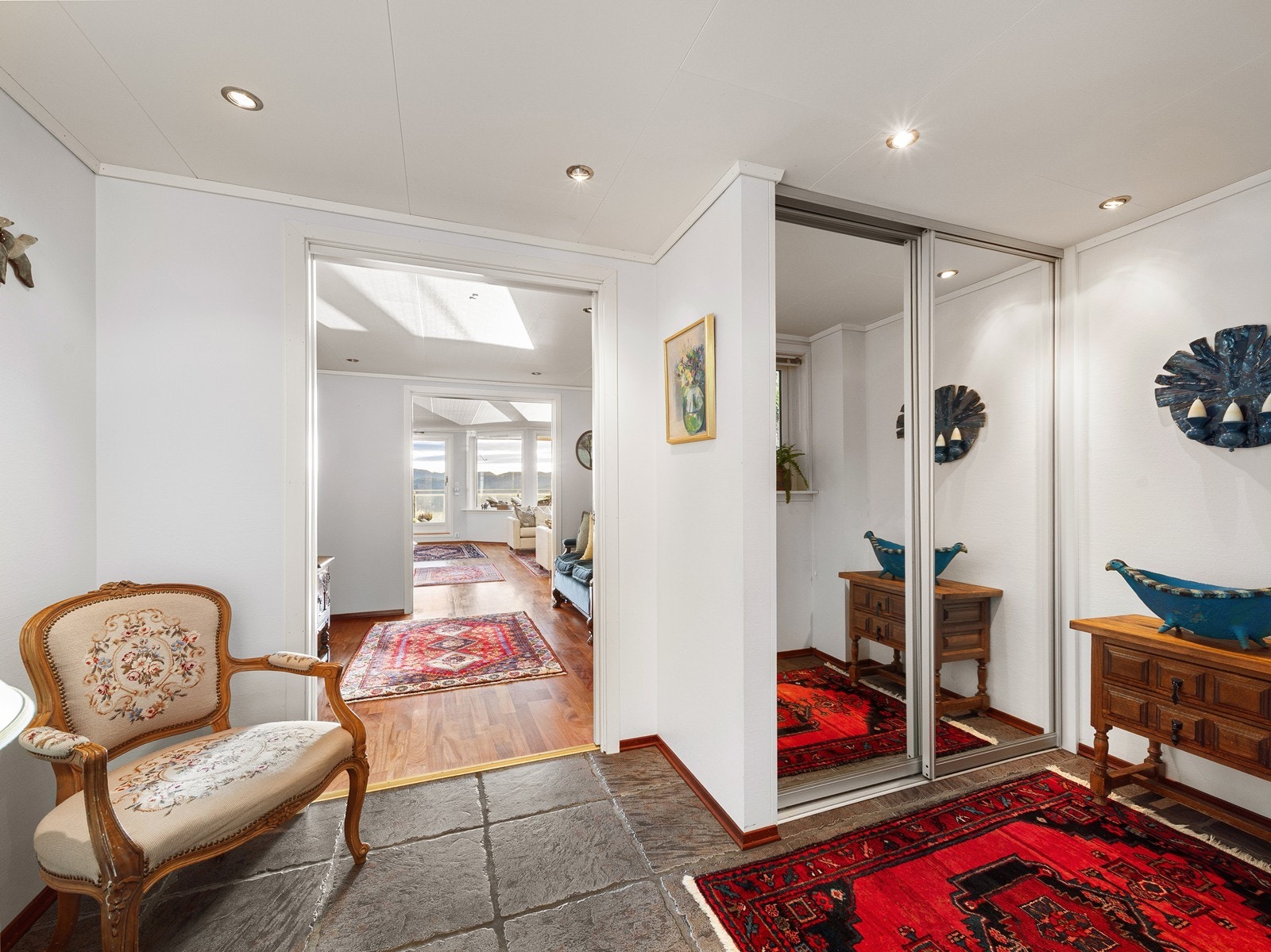 Romslig inngangsparti med skyvedørsgarderobe og gode møbleringsmuligheter Galleribilde