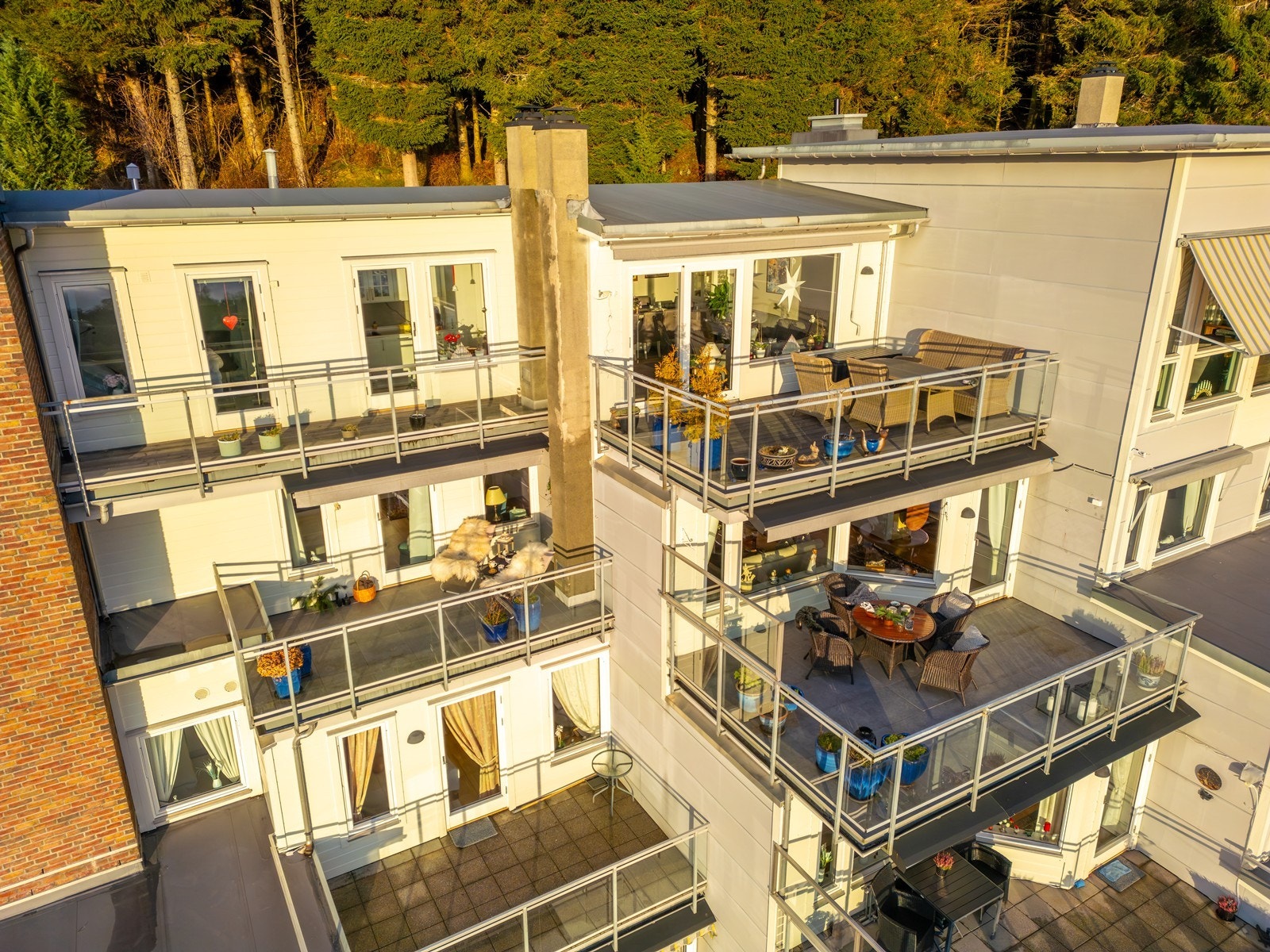 Leiligheten har høy og fri beliggenhet med nydelig utsikt over Kalandsvannet og nærområdene. Galleribilde