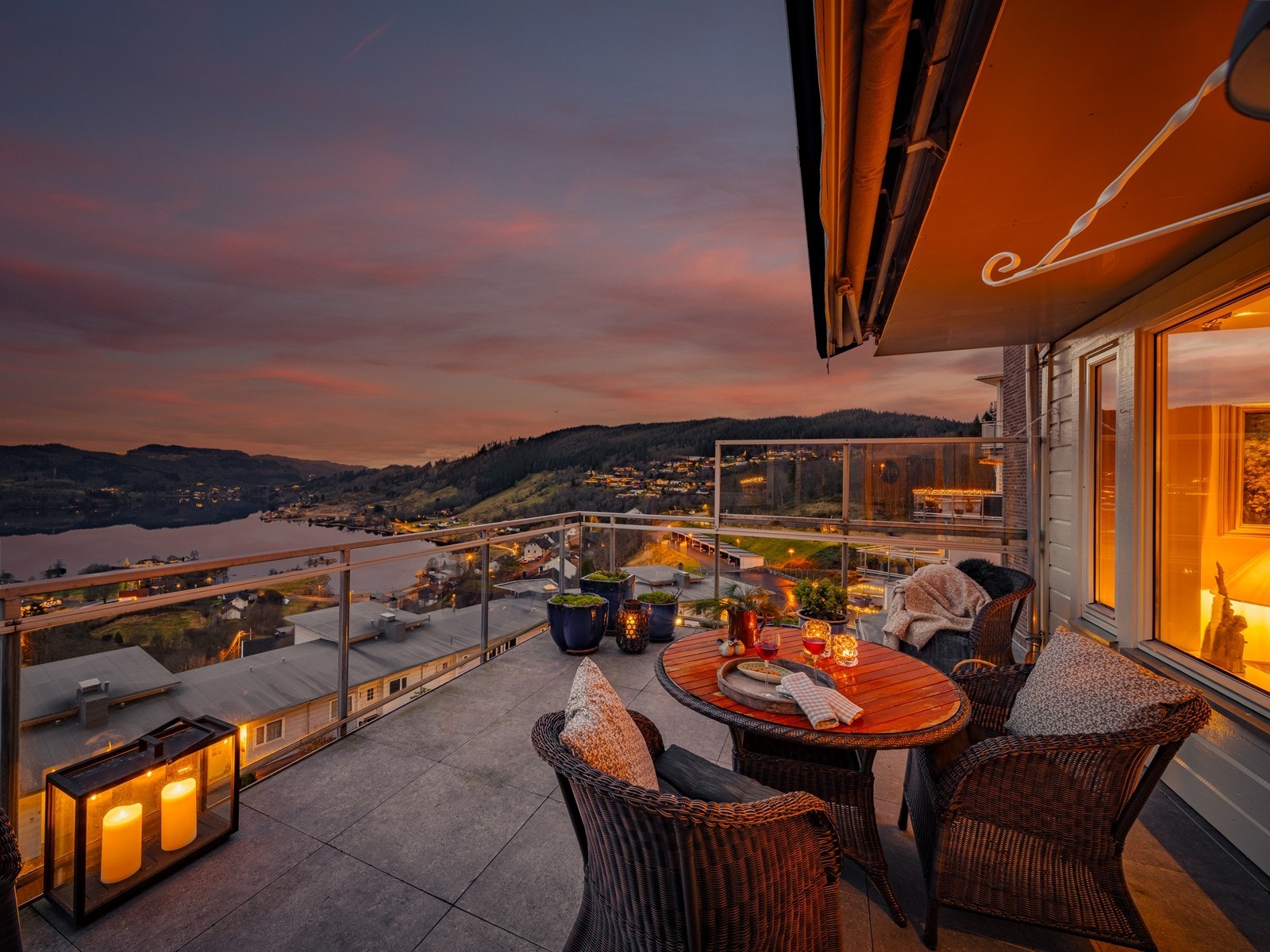 Lys og romslig 3-roms med to solrike uteplasser og nydelig utsikt mot Kalandsvannet Galleribilde