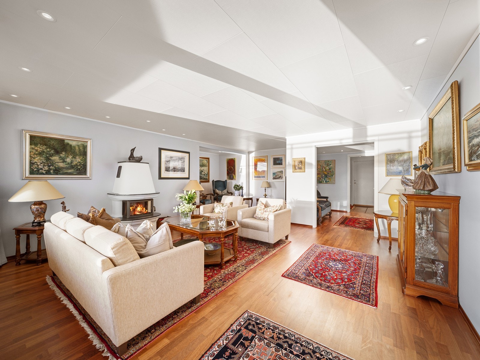 Stuen har god størrelse og gir gode muligheter for innredning i flere soner Galleribilde