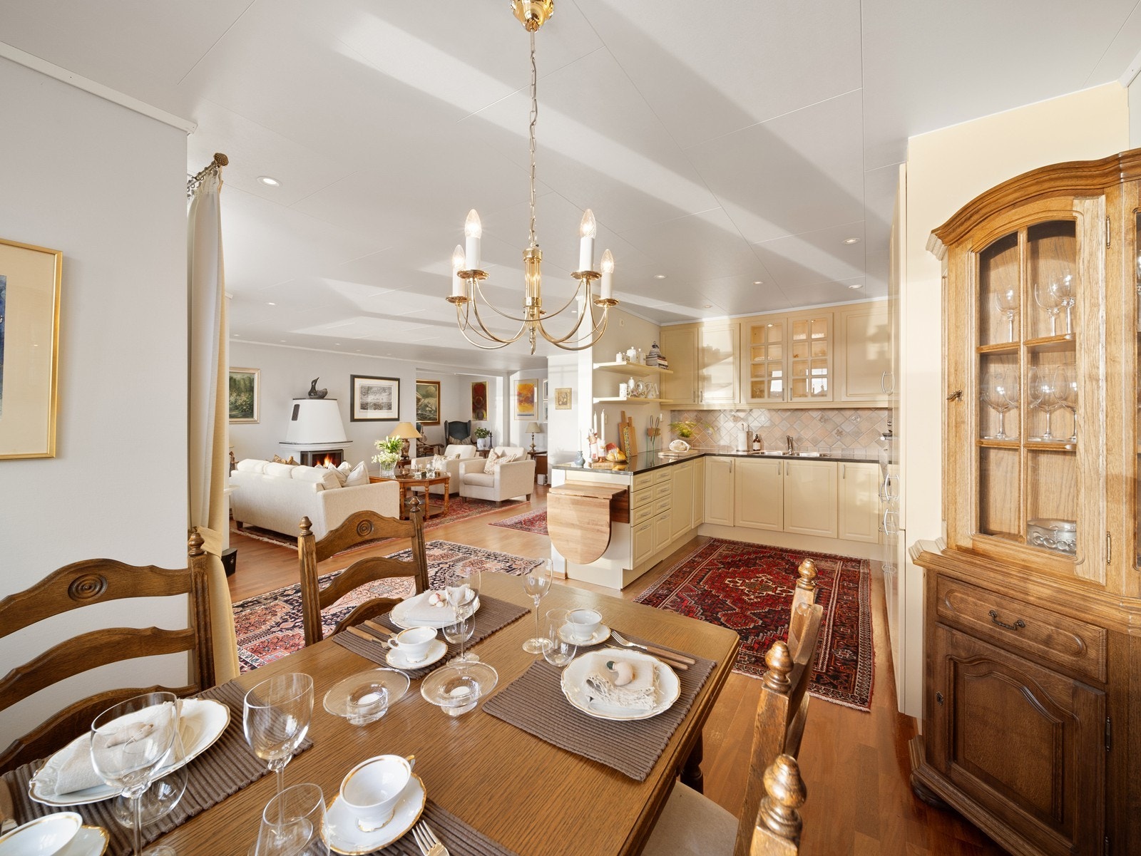 Stue og kjøkken utgjør til sammen 53,9 m² Galleribilde