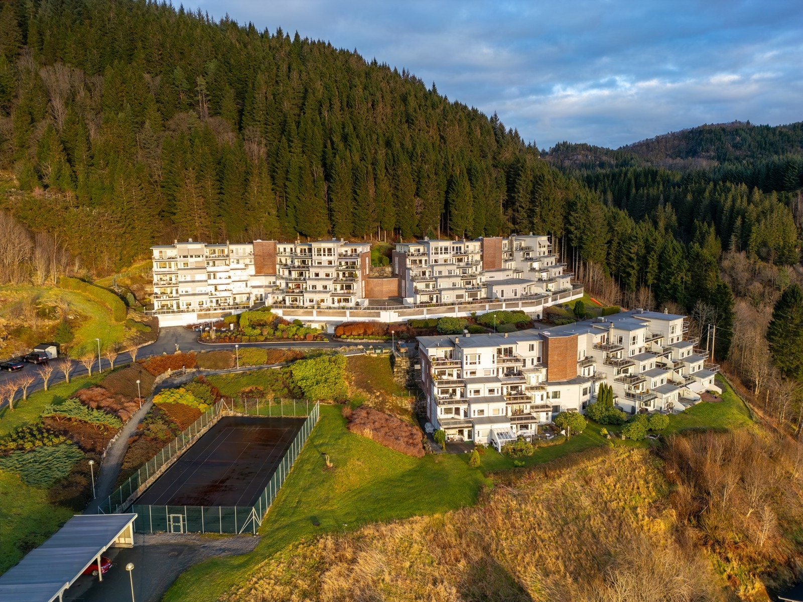 Nydelig sameie med med flotte grøntområder og tennisbane Galleribilde