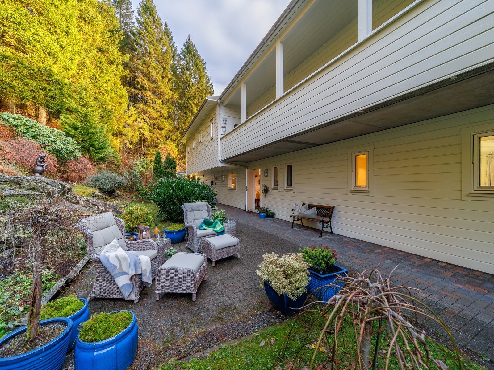 Utenfor inngangspartiet til leiligheten har man muligheter for en koselig sitteplass Galleribilde