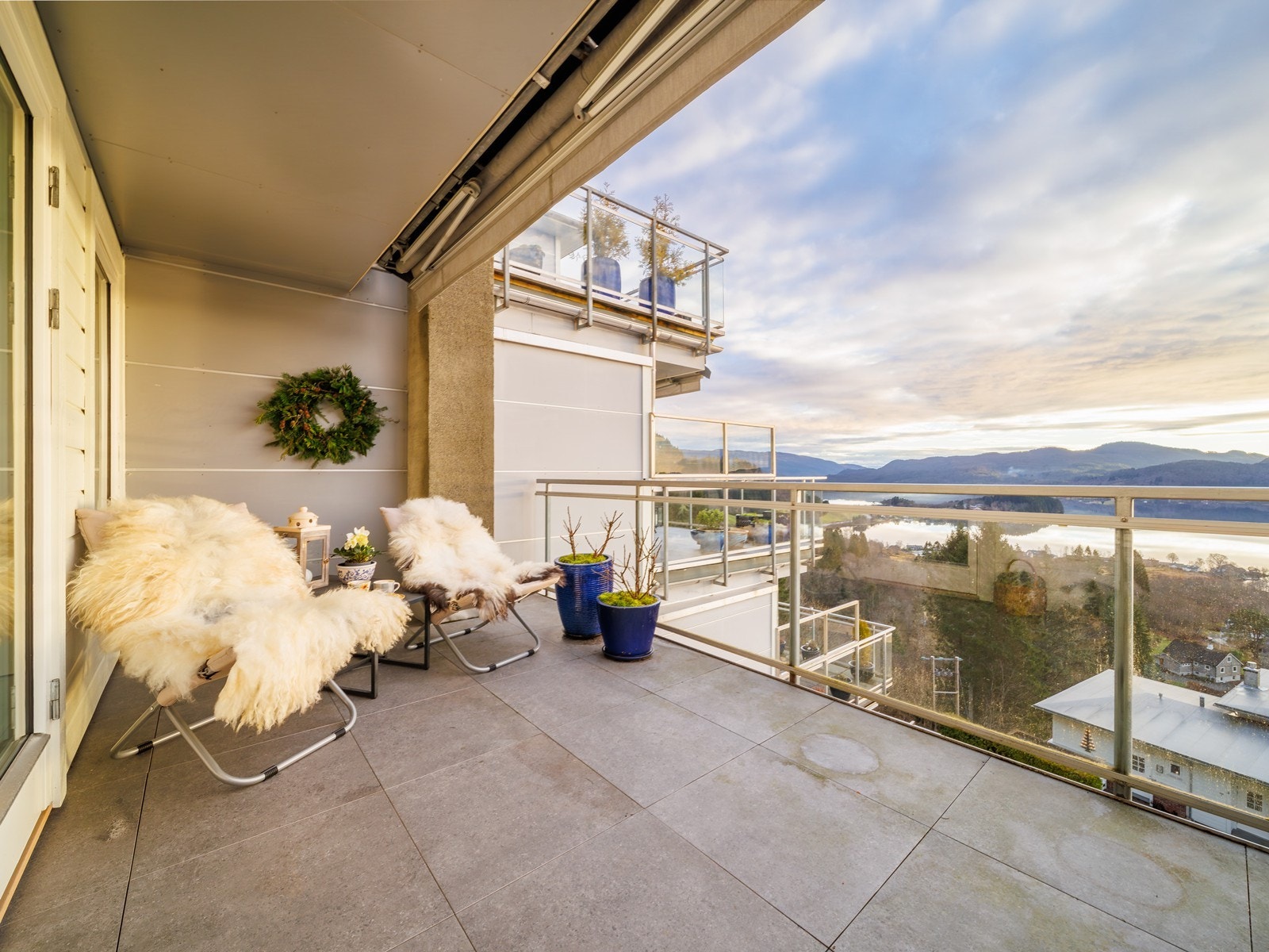 Det er egen terrasse med utgang fra hovedsoverom Galleribilde