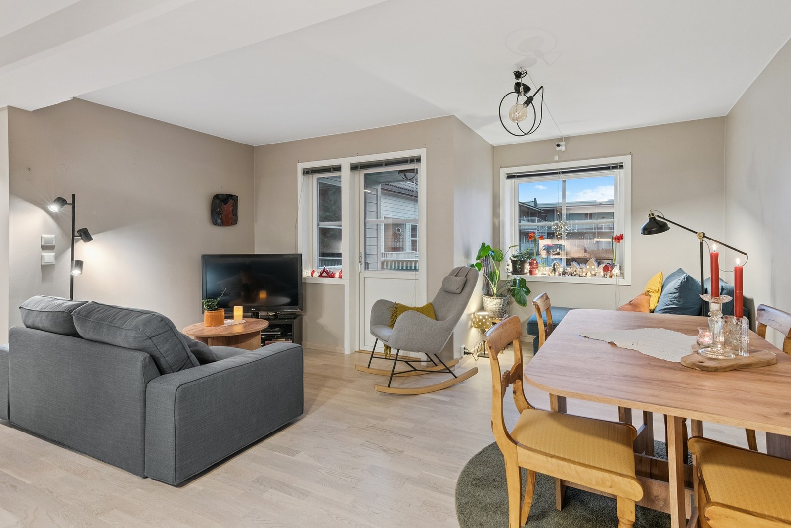 Boligen er opprinnelig fra 1991 men ble bygget opp etter nyere standard i 2021 pga brann. Galleribilde