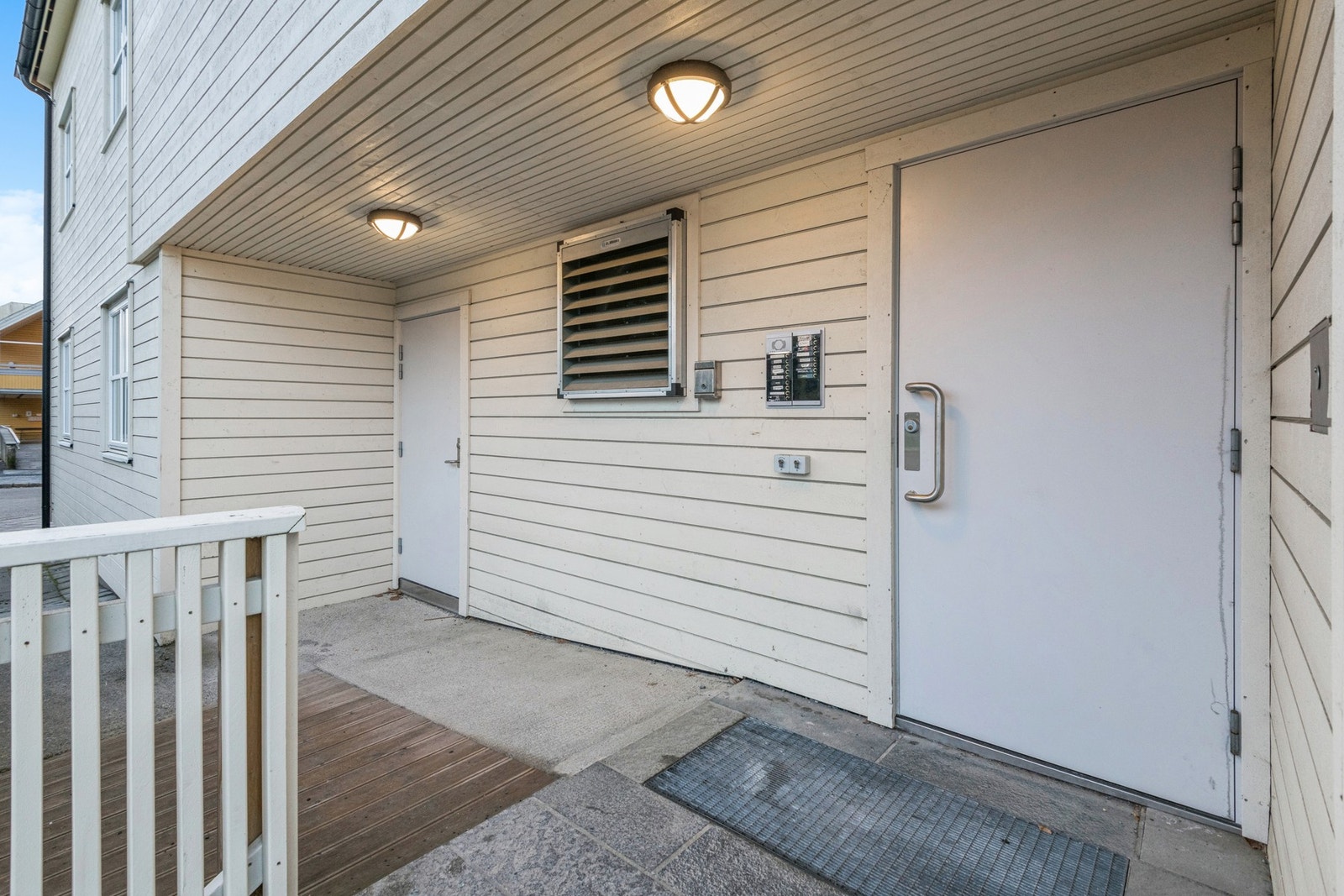 Takoverbygget inngangsparti. Galleribilde