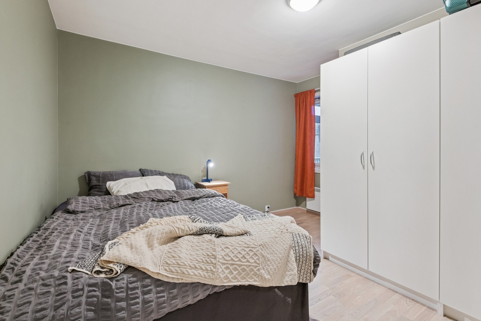 Soverom med garderobe løsning og plass til dobbeltseng. Galleribilde