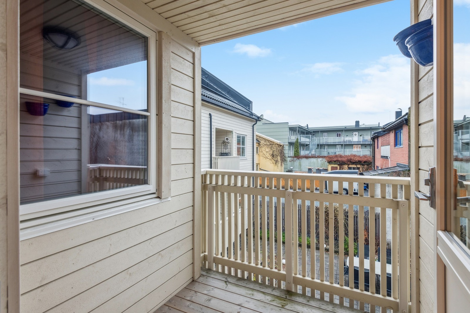 Boligen har privat veranda med plass til hagemøbler. Galleribilde