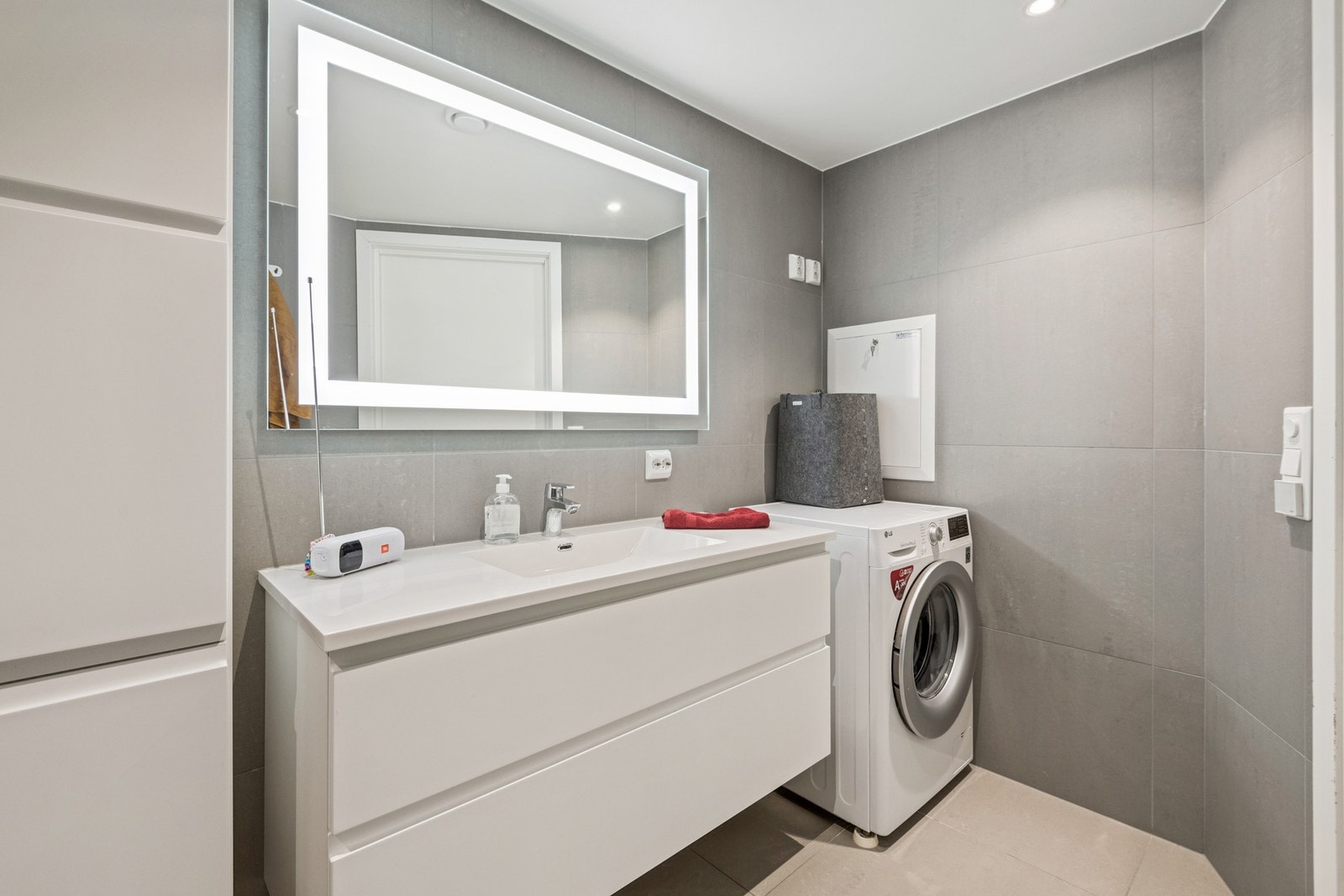 Badet har en romslig innredning med god plass til lagring. Galleribilde