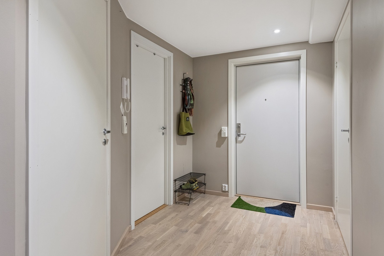 Gang hvor man har plass til å sette sko og henge klær. Galleribilde